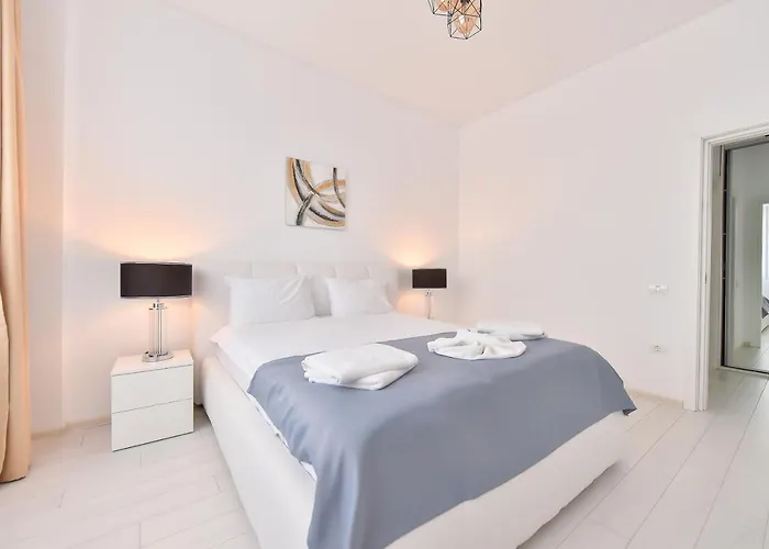 Aparthotel Building Stefan Navodari